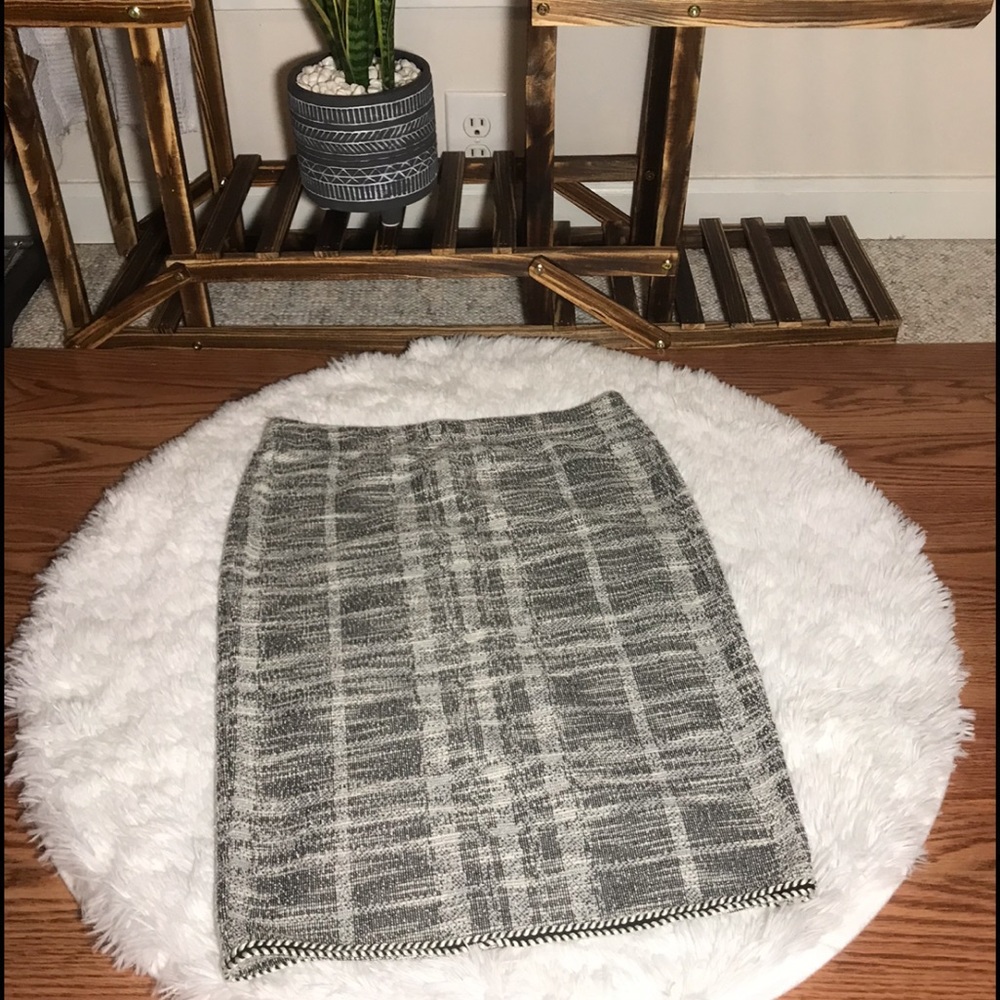 Max Studio Gray & White Tweed Plaid Print Straight Pencil Skirt Size Small